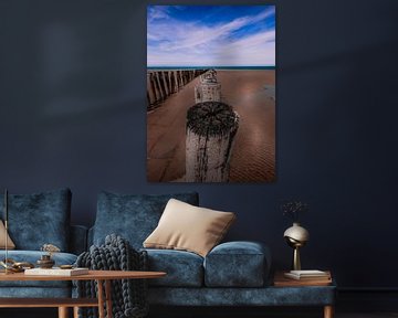 Volg de palen naar de zee. van Robby's fotografie