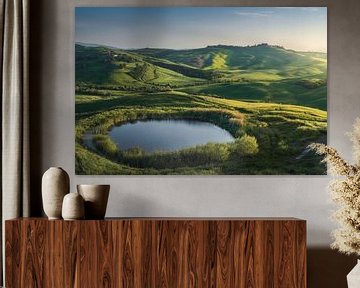 Klein meer in de heuvels van de Crete Senesi. Toscane van Stefano Orazzini