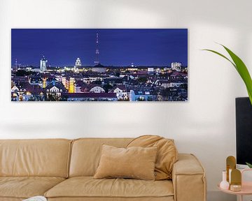 Leipzig - Panorama skyline met Völkerschlachtdenkmal in het blauwe uur van Frank Herrmann