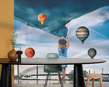 Magische Szene an der Waalbrücke Nijmegen: verträumtes Mädchen mit Heißluftballons von Elianne van Turennout