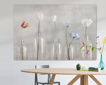 Stilleben mit Blumen im japanischen Stil von Japandi Art Studio