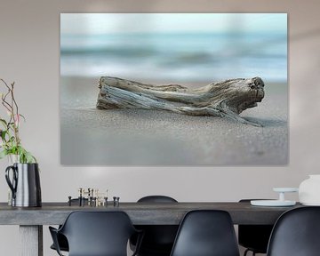 Minimalistische strandfotografie - rust aan zee met drijfhout van Poster Art Shop