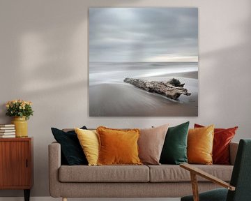 Minimalistische strandfotografie - rust aan zee met drijfhout van Poster Art Shop