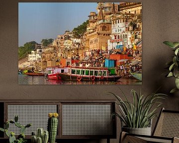 De ghats van Varanasi aan de Ganges van Roland Brack