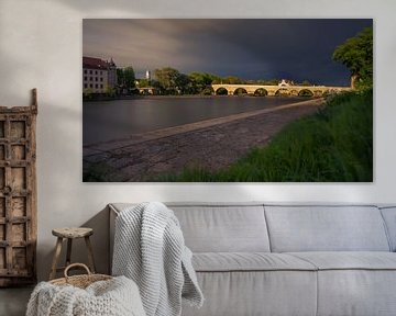 Stenen brug over de Donau in Regensburg op stormachtige van Robert Ruidl