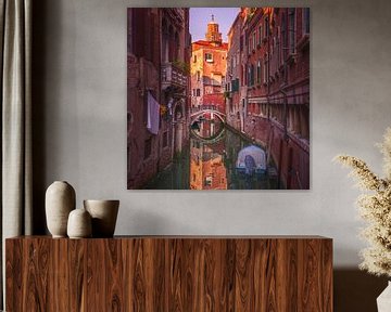 Stadsgezicht van Venetië, boot in het kanaal en brug. Italië van Stefano Orazzini