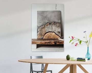 Hout en beton stilleven met kunstwerk op een houten tafel van Digitale Schilderijen