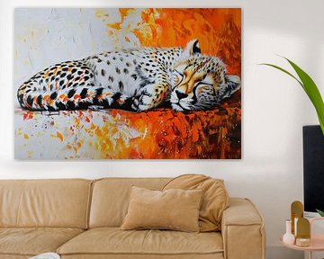 Slapende cheeta met kleurrijke oranje achtergrond