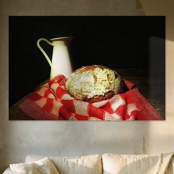 Stilleben mit Brotmikrofon und kariertem Teppich.