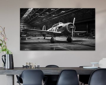 Een zwart-witfoto van een oud vliegtuig in de hangar, kunstontwerp van Animaflora PicsStock