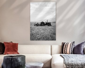 Oude tractor in de bergen van Montenegro van Jim Plaum