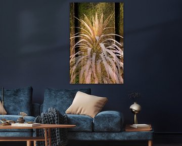 Tropische plant op rustieke achtergrond in natuurtinten
