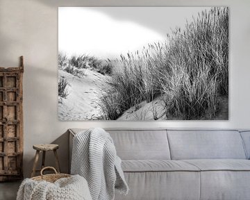 Dunes avec oyats et vue sur la mer en noir et blanc sur Anouschka Hendriks