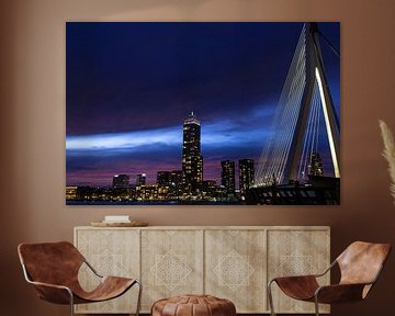 Skyline Rotterdam tijdens het blauwe uurtje. van Melanie Brand Photography