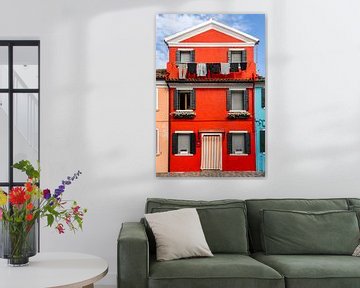 Rood huis op Burano Venetië van Sander Groenendijk