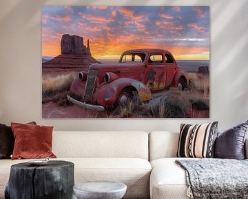 Roestige klassieke auto in Monument Valley van Skyfall
