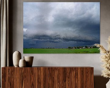 Rolwolk met veel neerslag en een dorp van Piet Kooistra