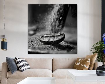 Explosie van koffiebonen - macrofotografie in beweging van Poster Art Shop