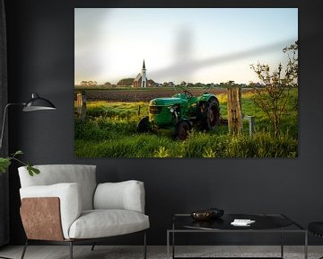 Oude tractor voor de kerk van Den Hoorn Texel van Axel Lap