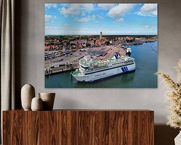 De veerboot 'Friesland' meert aan op Terschelling van Nico van Maaswaal