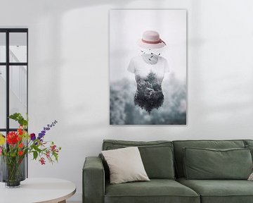 Magisch Landschap Met Zwevend T-Shirt en Hoed: Mystieke Natuur in Poëtische Fotokunst van Elianne van Turennout