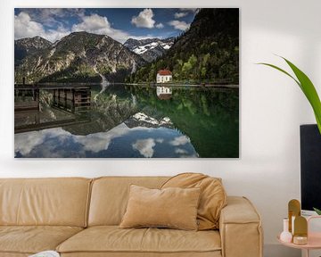 Plansee met wit huis en steiger van Silvia Thiel