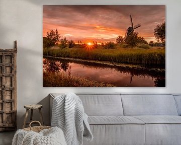 Zonsondergang bij molen de Zwaan in Nederland van Cynthia Verbruggen