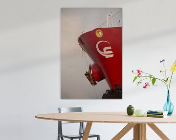 De rode boeg van een zeeschip in de haven van scheepskijkerhavenfotografie