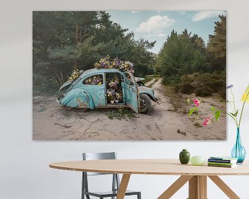 Een Pastel Blauwe Kever gehuld in een Bloemenzee van Karina Brouwer