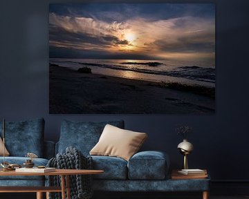 Zonsondergang op het strand van de Baltische Zee, romantisch