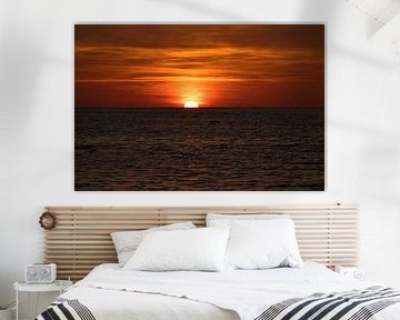 Zonsondergang op het strand van de Baltische Zee, romantisch