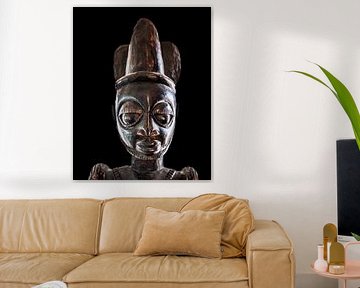African carving statue with dark background by Harrie Muis