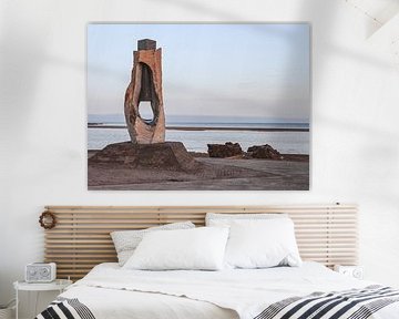 Stilleven aan zee: abstract sculptuur bij dageraad van Esma Vurgun
