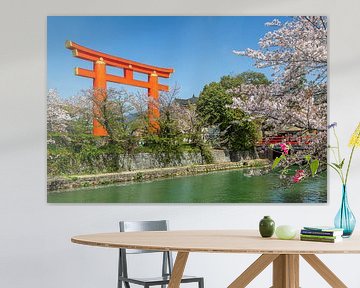 Okazaki kanaal met vermiljoen torii en Keiryu brug van Melanie Viola