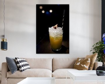 Cocktail met maracuja en ijs in een bar van Lensw0rld