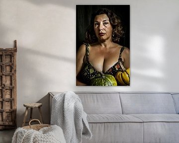 Frau mit Kürbissen