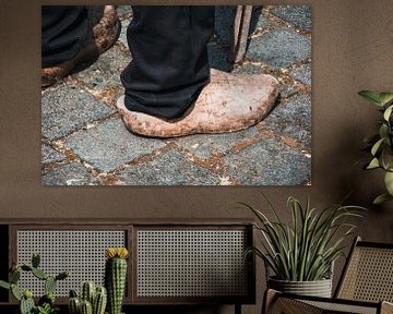 Hollandse houten klompen klinken op de straat van Zaankanteropavontuur
