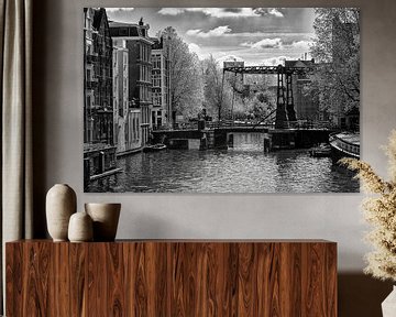 De Peperbrug(brug 281) in Amsterdam in zwart-wit. van Don Fonzarelli
