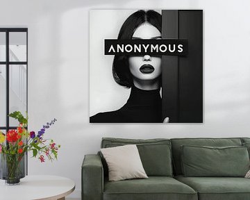 Anonymous: Mysterie en Elegantie in Zwart-Wit Portret van Karina Brouwer