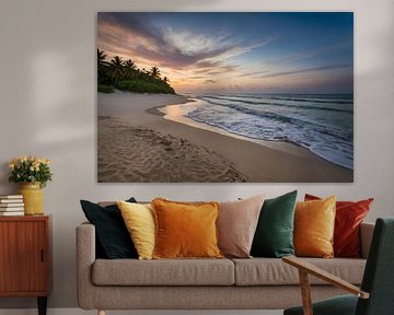 Prachtige zonsondergang aan rustig strand