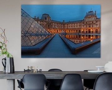 Louvre Museum weerspiegeld in het water van Markus Lange