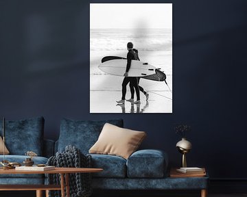 Surfers - Cool Zwart Wit Surf Fotografie - Strand Surfplanken Foto Zomerse Kunst van Dagmar Pels