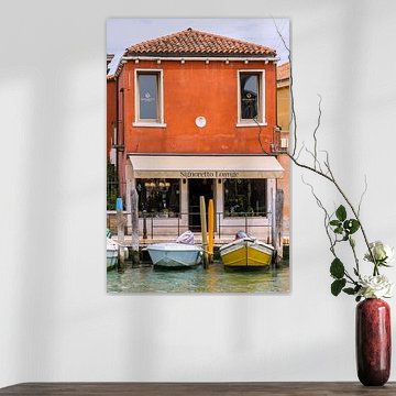 Buntes Glasgeschäft auf Murano mit Booten