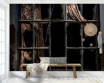 Gebroken raam en gescheurde gordijnen - een blik in de duisternis van het Verloren Plek van Infinite Decay