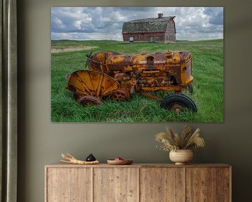 Vervallen boerderij en tractor in Canada van Co Bliekendaal