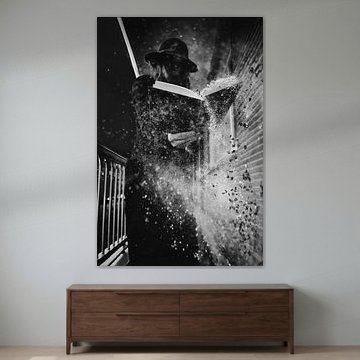 Beeindruckende Schwarz-Weiß-Szene: Frau mit antikem Buch im surrealistischen Film-Noir-Stil