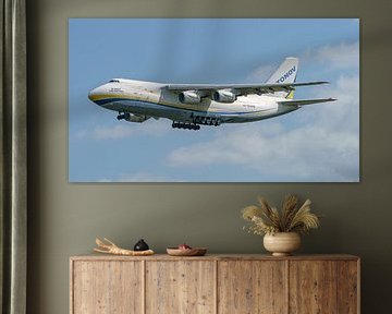 Atterrissage de l'Antonov 124-100M-150 d'Antonov Airlines. sur Jaap van den Berg