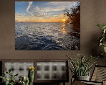 ZONSONDERGANG AAN HET MEER, EEN MOMENT VAN RUST