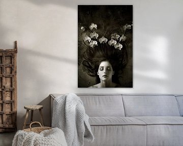 vrouw met orchidee in haar van Egon Zitter
