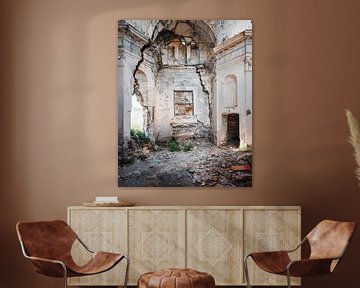 Verlaten Kerk in Verval met Scheuren in de Muur. van Roman Robroek - Foto's van Verlaten Gebouwen